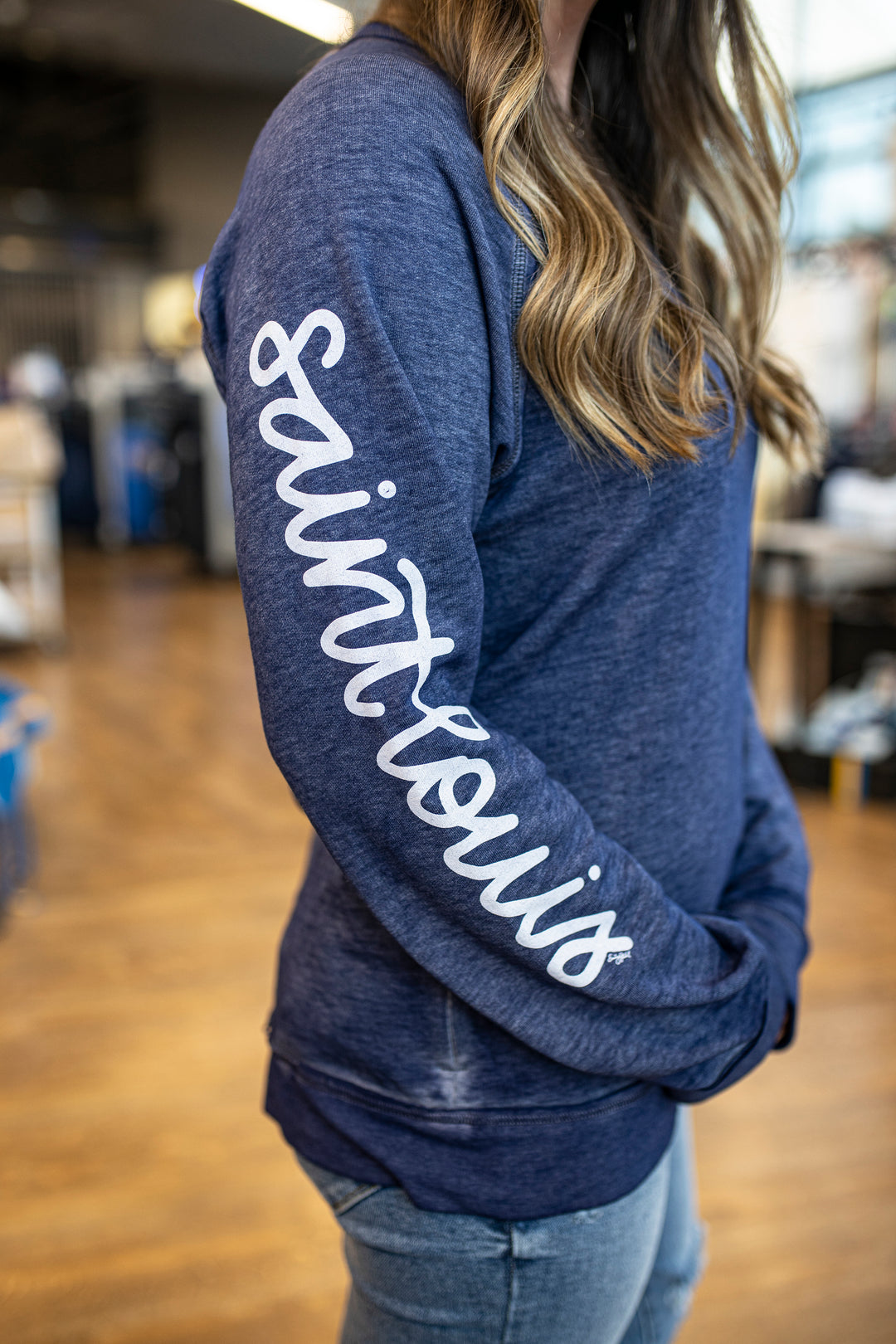 ST. LOUIS BLUES EMILY STAHL SCRIPTY NOTE CREW - BLUE  Lusso XS wild blue 